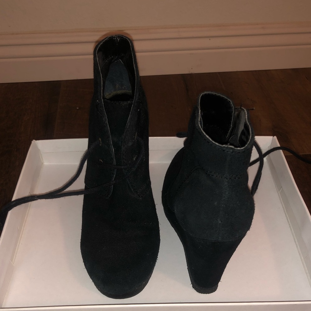 Nine West black lace up wedge bootie